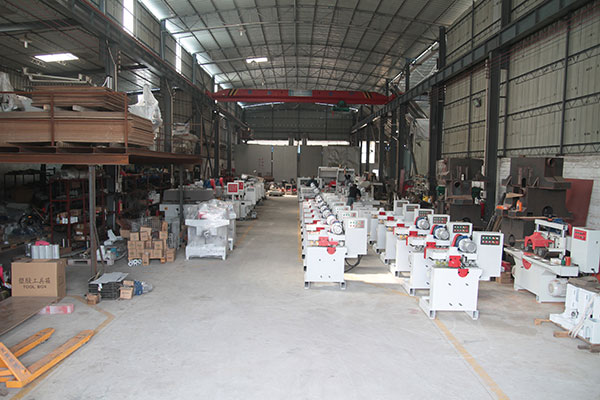 开云官方网页版木工机械有限公司车间内景